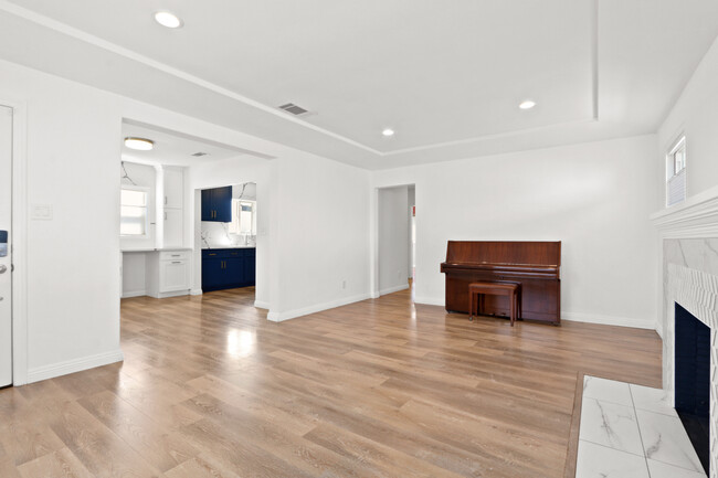 Building Photo - 1438 W 94th Pl