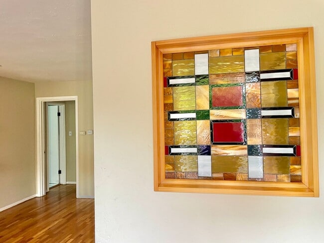 Building Photo - Gorgeous home in a hidden valley with extr...