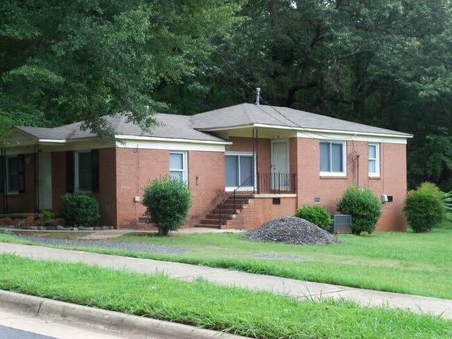 Building Photo - Updated 2 bedroom 1 bath duplex in Capitol...