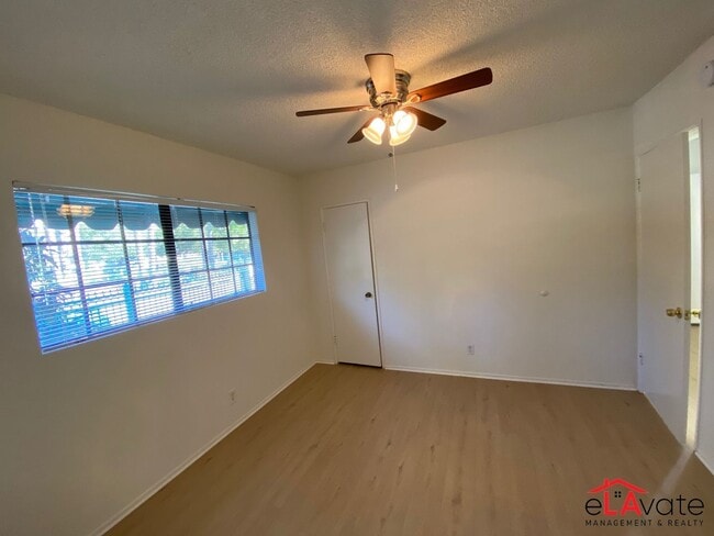 Foto del edificio - 11820 Chandler Blvd