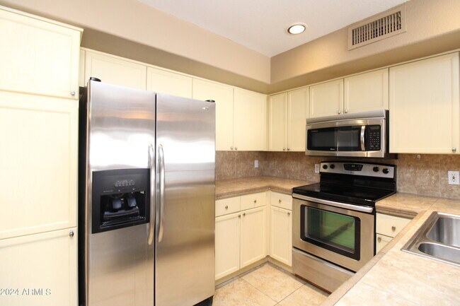 Building Photo - 710 S St Martin Dr