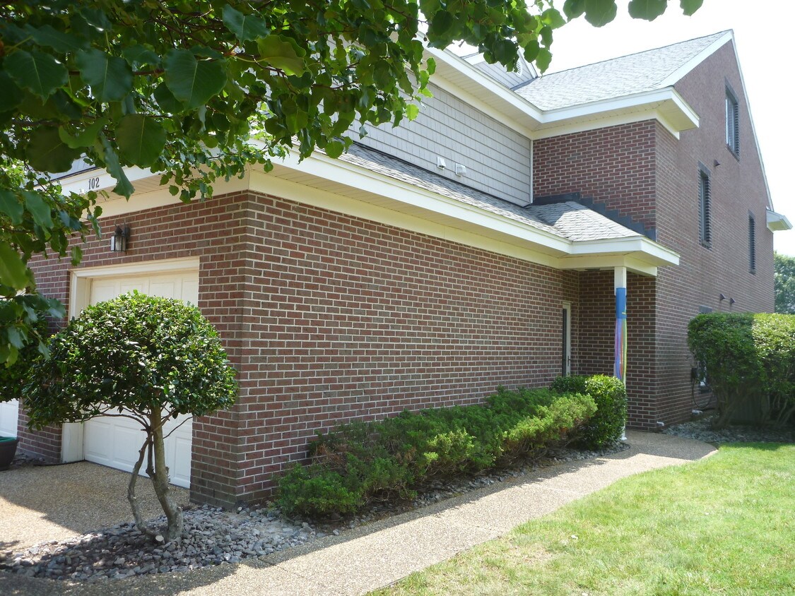 Primary Photo - 102 Genoa Dr