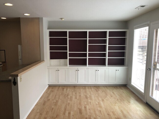 Building Photo - 2247 Villa Rosa Dr