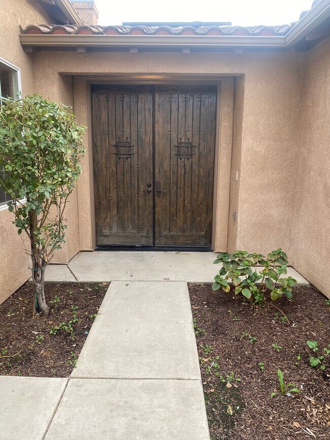 Foto del edificio - 3 Bedroom 2 bathroom with a bonus room and Solar in NW Visalia!