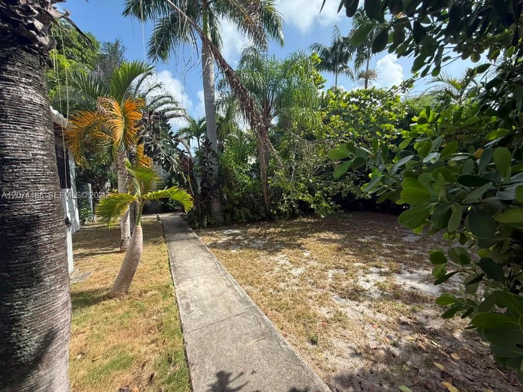 Foto del edificio - 631 NE 60th St