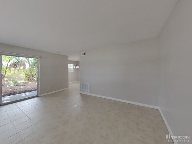 Building Photo - 10757 Hawaii Dr S
