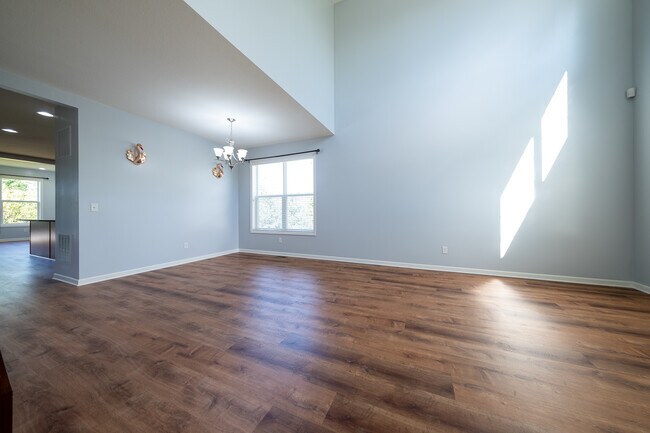 Building Photo - 4650 Yellowstone Ln N