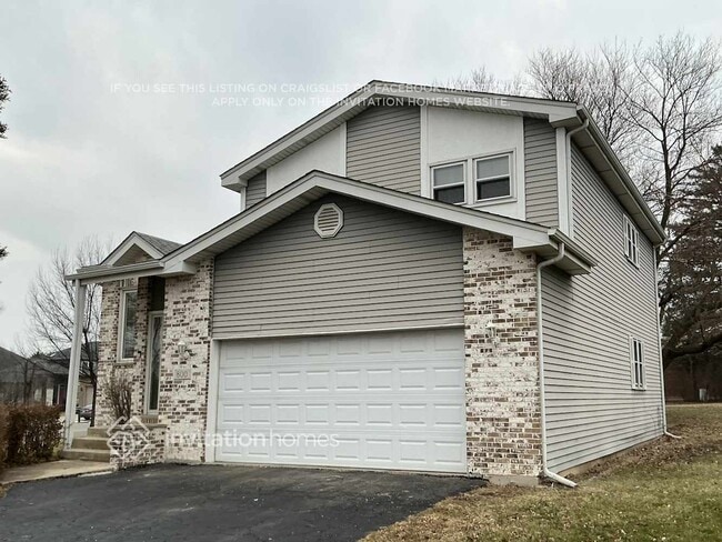 Building Photo - 800 E Belmont Ave