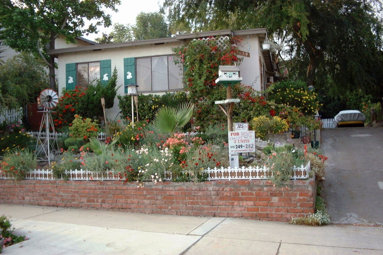 Front of Building - 2259 Montrose Ave