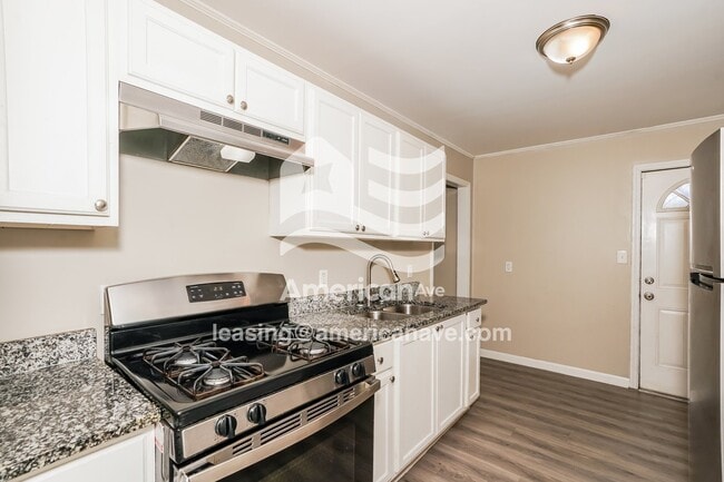 Building Photo - 3042 Bethune Ave