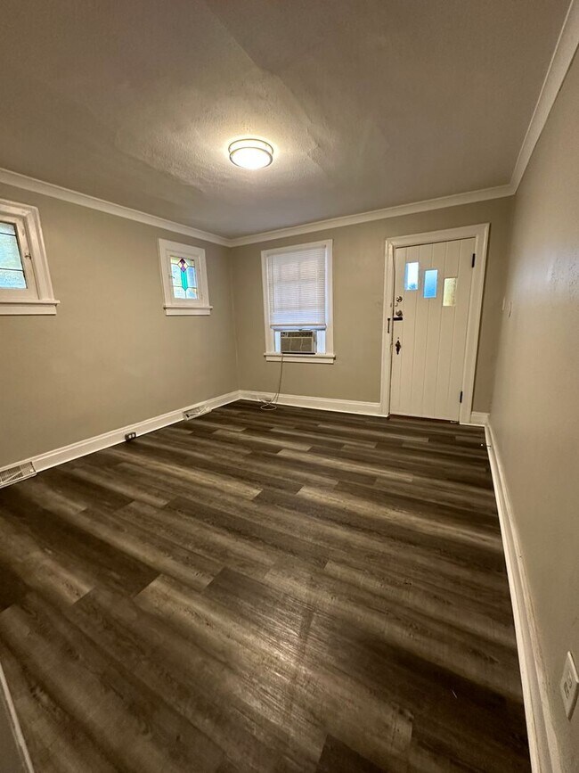 Foto del edificio - Spacious Two Bedroom One Bath Home with De...