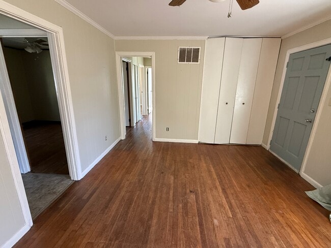 Building Photo - 406 Meadow Ln