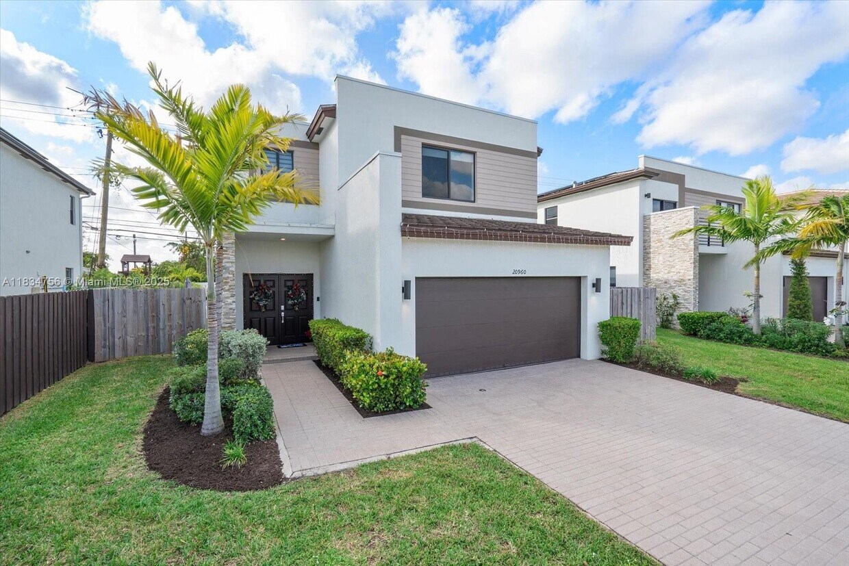 Foto principal - 20960 NE 2nd Ct