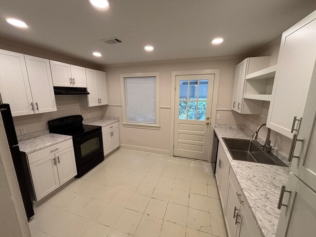 Building Photo - 604 Murphree St