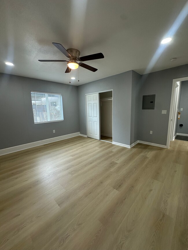 Foto del interior - 14719 S. Berendo Ave