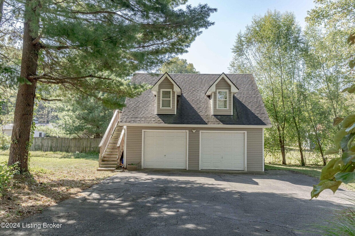 318 Westport Dr, Saint Matthews, KY 40207 Room for Rent in Saint