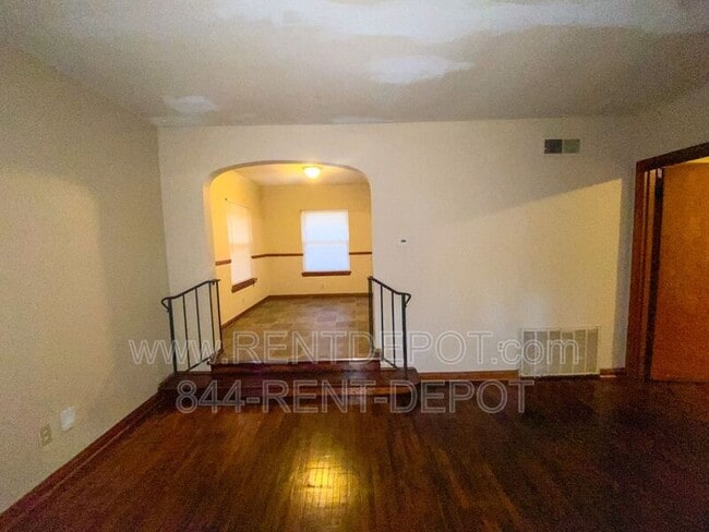 Building Photo - 1602 S Fares Ave
