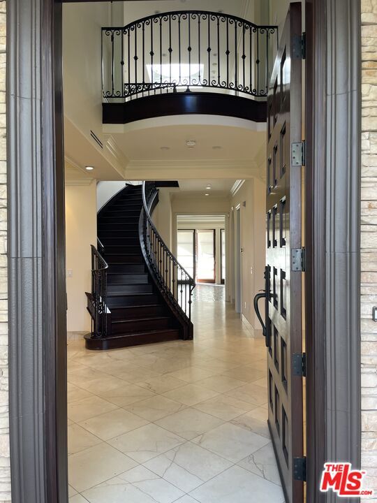 Building Photo - 253 S Linden Dr