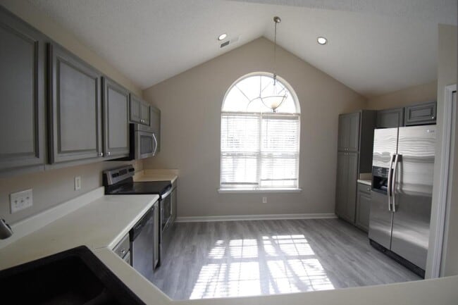 Foto del edificio - 8616 Robinson Forest Dr