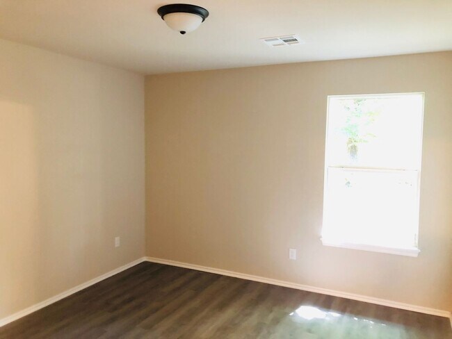 Building Photo - All electric 3 bed 2 bath duplex on a cul-...