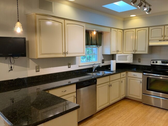 Building Photo - Charming 4 bedroom/3 bath Home in Franklin...