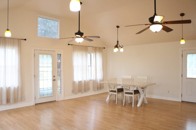Building Photo - 7102 Moat Cove
