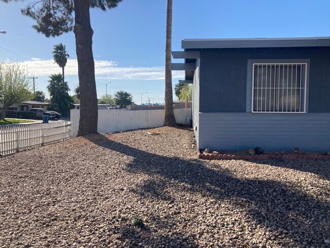 Building Photo - Large corner lot with 2 bedroom single sto...