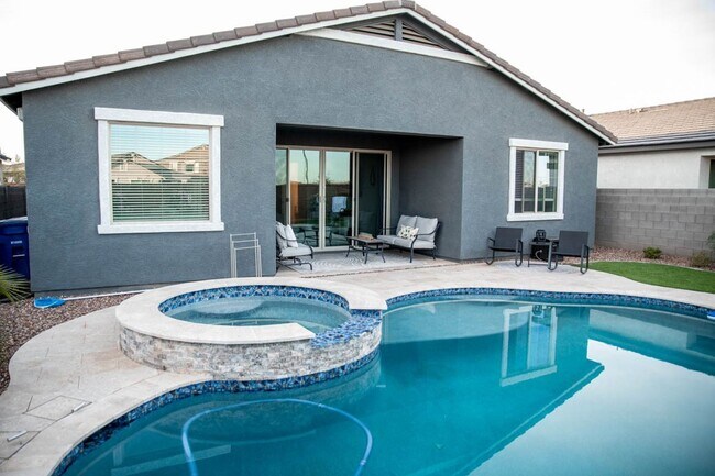 Building Photo - MUST SEE FULLY-FURNISHED Single-Story Home...
