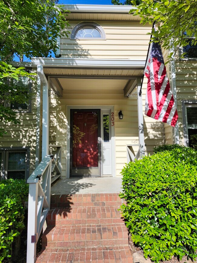 Foto del edificio - 203 Oak Hollow Ct