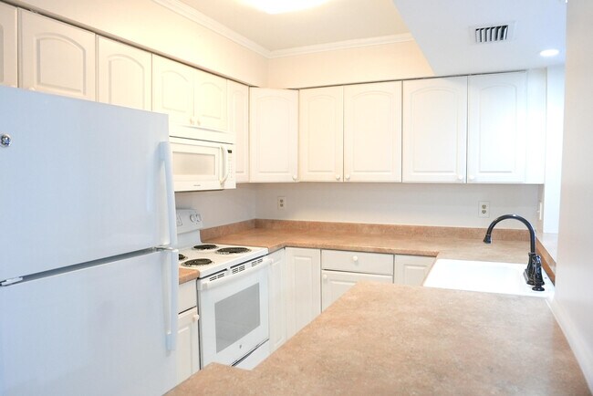 Foto del edificio - 2112 S Cypress Bend Dr