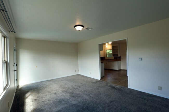 Building Photo - Cute 3-Bedroom 1-Bathroom Duplex