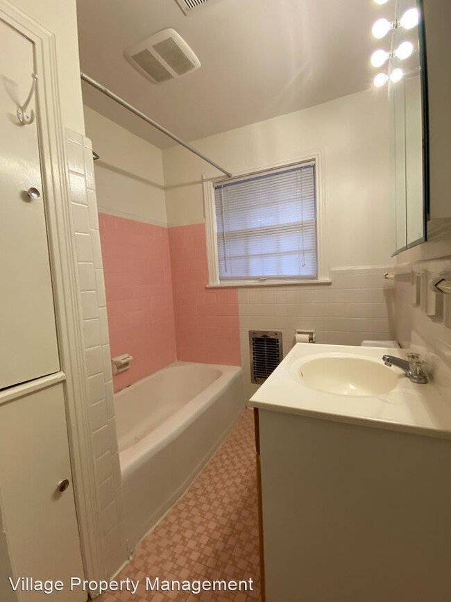 Building Photo - 2 br, 1 bath House - 3421 Richards St unit b