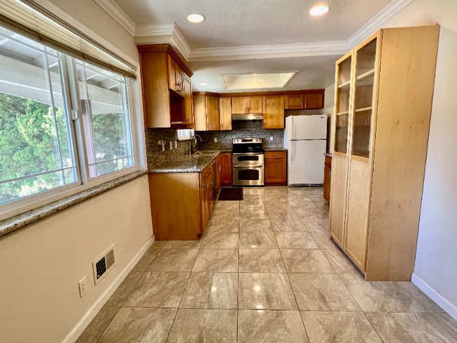 Building Photo - 811 Pescadero Dr