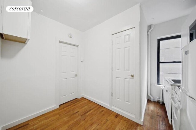 Foto del edificio - 242 E 10th St