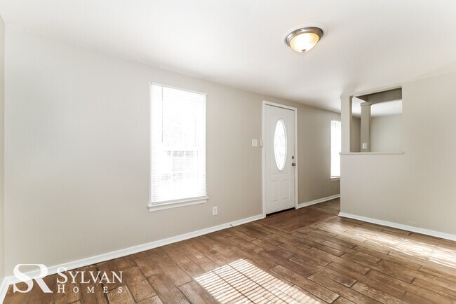 Foto del edificio - This cute brick home is ready for you
