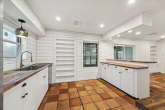 Building Photo - 7262 Roos Rd