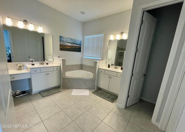 Foto del edificio - 234 Willow Lake Dr