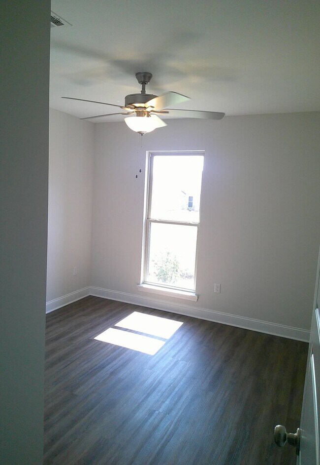 Foto del edificio - JUST REDUCED!! PLUS..***Move in Special..1...