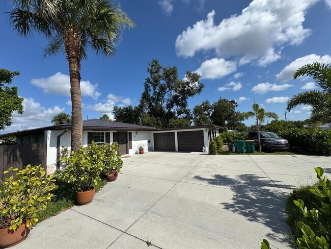Foto del edificio - 1663 Birchcrest Blvd