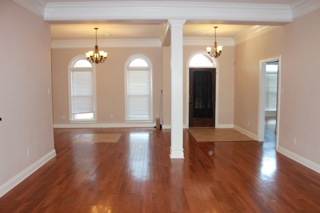 Building Photo - 1307 Lost Creek Dr