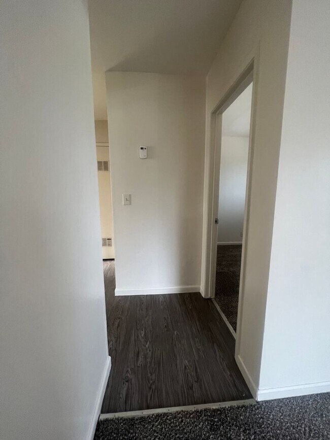 Foto del edificio - SPACIOUS THIRD LEVEL 2 BED 1 BATH UPSTAIRS END UNIT THAT OVER LOOKS THE CITY
