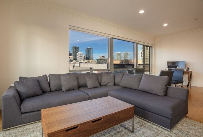 Foto del edificio - Stunning Corner Condo with City Views in the Heart of Gaslamp