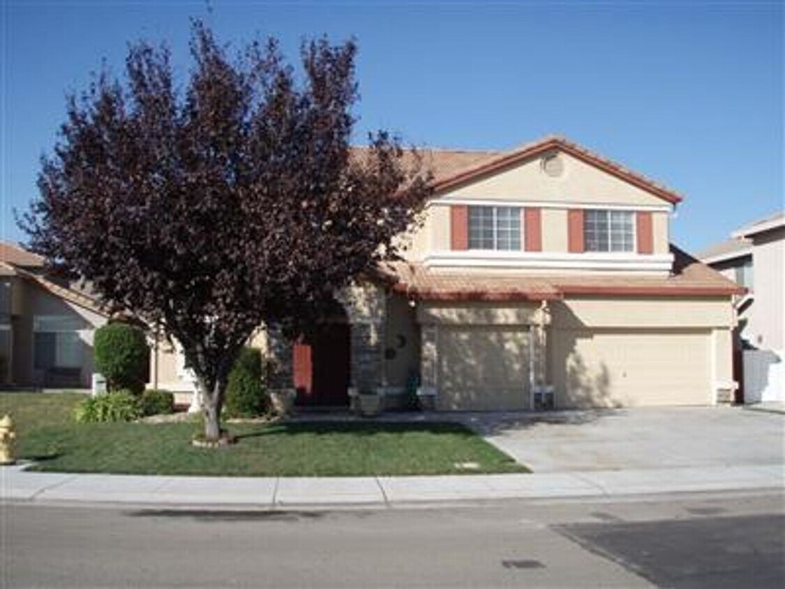 Foto principal - Spacious 6-Bedroom, 3.5-Bath Home Located ...