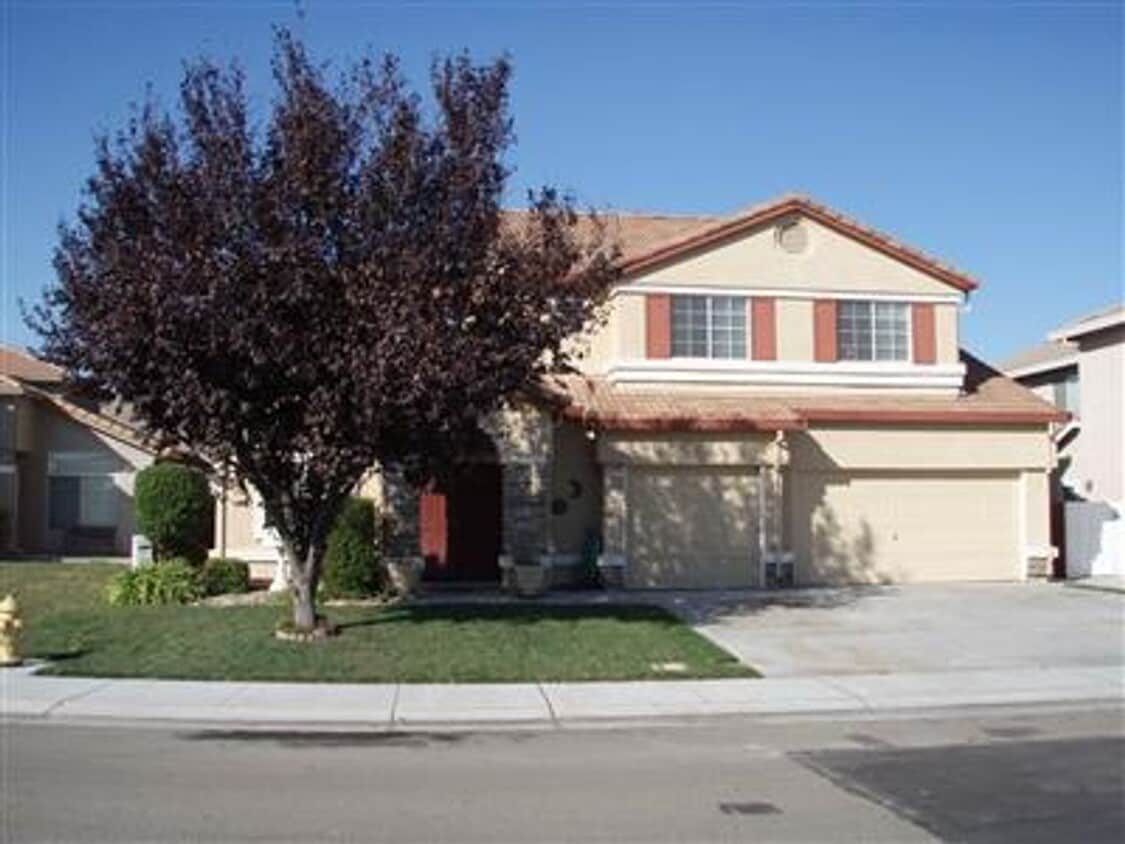 Primary Photo - Spacious 6-Bedroom, 3.5-Bath Home Located ...