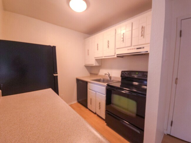 Foto del edificio - 2-Story Condo with Private Balcony Overloo...