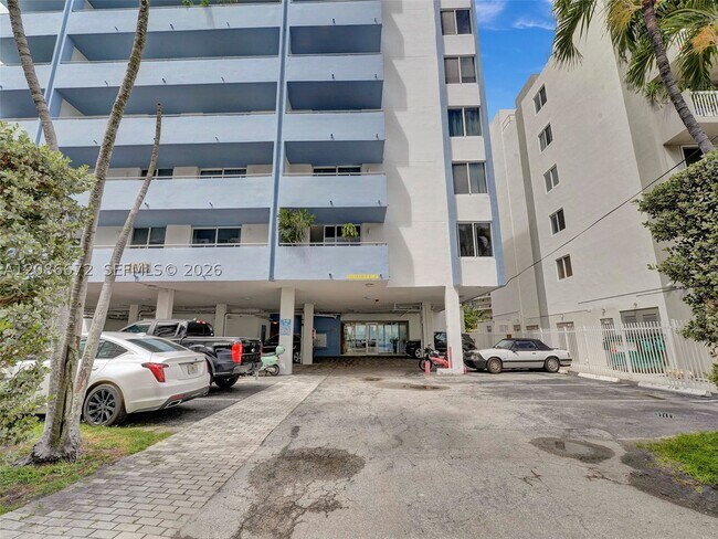 Foto del edificio - 1658 Bay Dr E