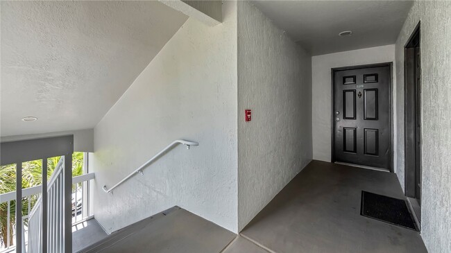 Foto del edificio - Spacious 2-Bed, 2-Bath Condo on the 3rd Fl...