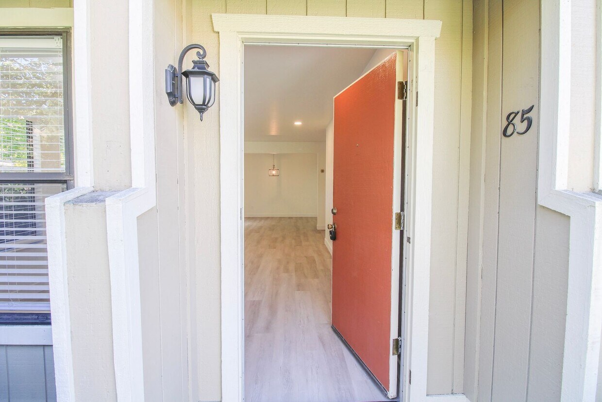 Foto principal - 2 Bed, 2 Bath Townhome in San Luis Obispo!