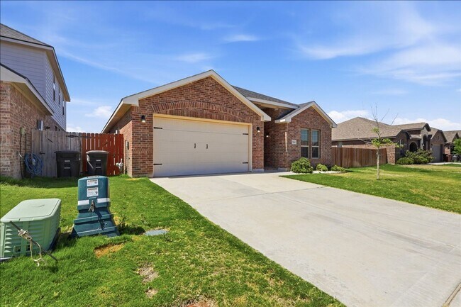 Building Photo - Like New Home