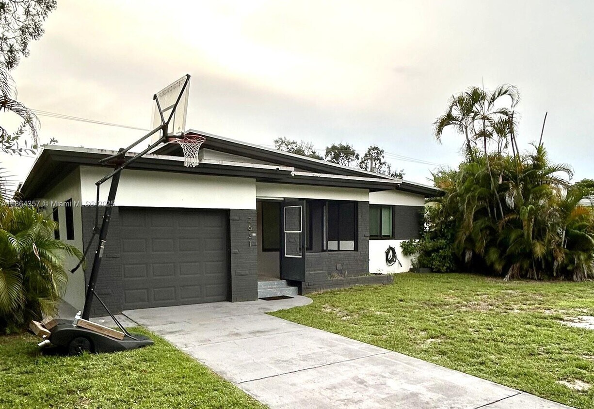 Foto principal - 2631 Roosevelt St